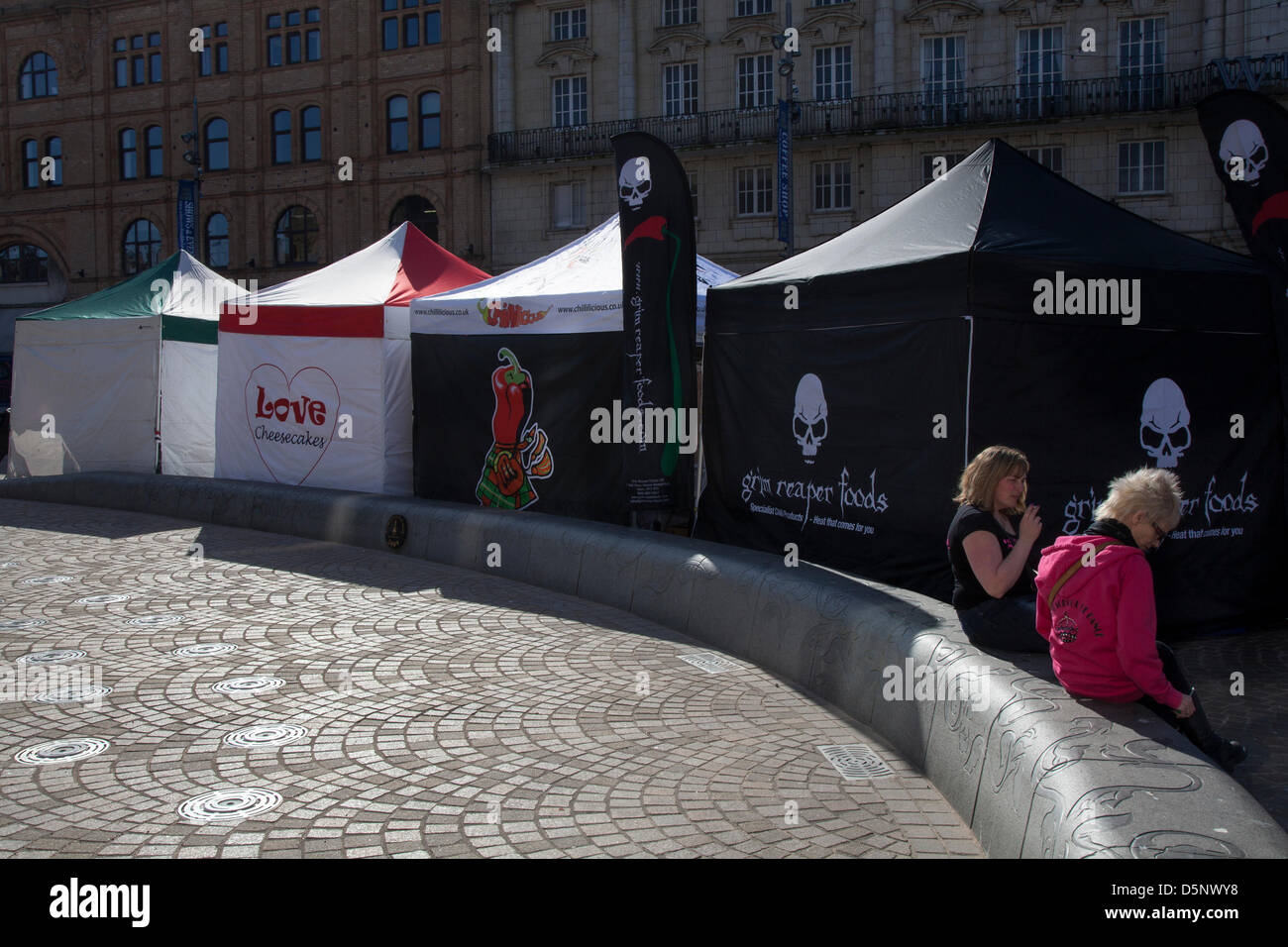 Blackpool, Lancashire, Regno Unito sabato 6 aprile 2013. Marquee alla prima grande Blackpool Chili Festival nella bella rivisitata St Johns Square, punto di riferimento di un evento organizzato da Chili Fest UK. Il luogo di ritrovo dei proprietari offerta di Blackpool sono desiderosi di rendere Blackpool Chili Festival una delle sue principali attrazioni durante la stagione turistica. Foto Stock