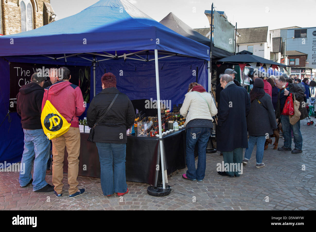 Blackpool, Lancashire, Regno Unito sabato 6 aprile 2013. Gli acquirenti a Wiltshire Chili Farm in stallo al primo grande Blackpool Chili Festival nella bella rivisitata St Johns Square, punto di riferimento di un evento organizzato da Chili Fest UK. Il luogo di ritrovo dei proprietari offerta di Blackpool sono desiderosi di rendere Blackpool Chili Festival una delle sue principali attrazioni durante la stagione turistica. Foto Stock