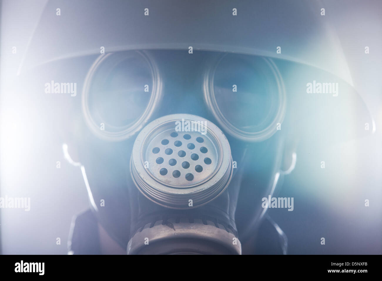 Un uomo nel casco militare e maschera a gas Foto Stock