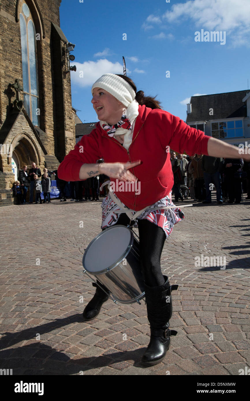 Blackpool, Lancashire, Regno Unito sabato 6 aprile 2013. Batala batterista, banda, grande tamburo, donna batterista, musica, percussioni, samba, musicista, beat, prestazioni, carnevale, gruppo, festival di Latina, celebrazione, folk, Street, Città, danza, divertente, nazionale, persone, eseguire in St Johns Square, punto di riferimento di un evento organizzato da Blackpool offerta una delle sue principali attrazioni musicali durante la stagione turistica. Foto Stock