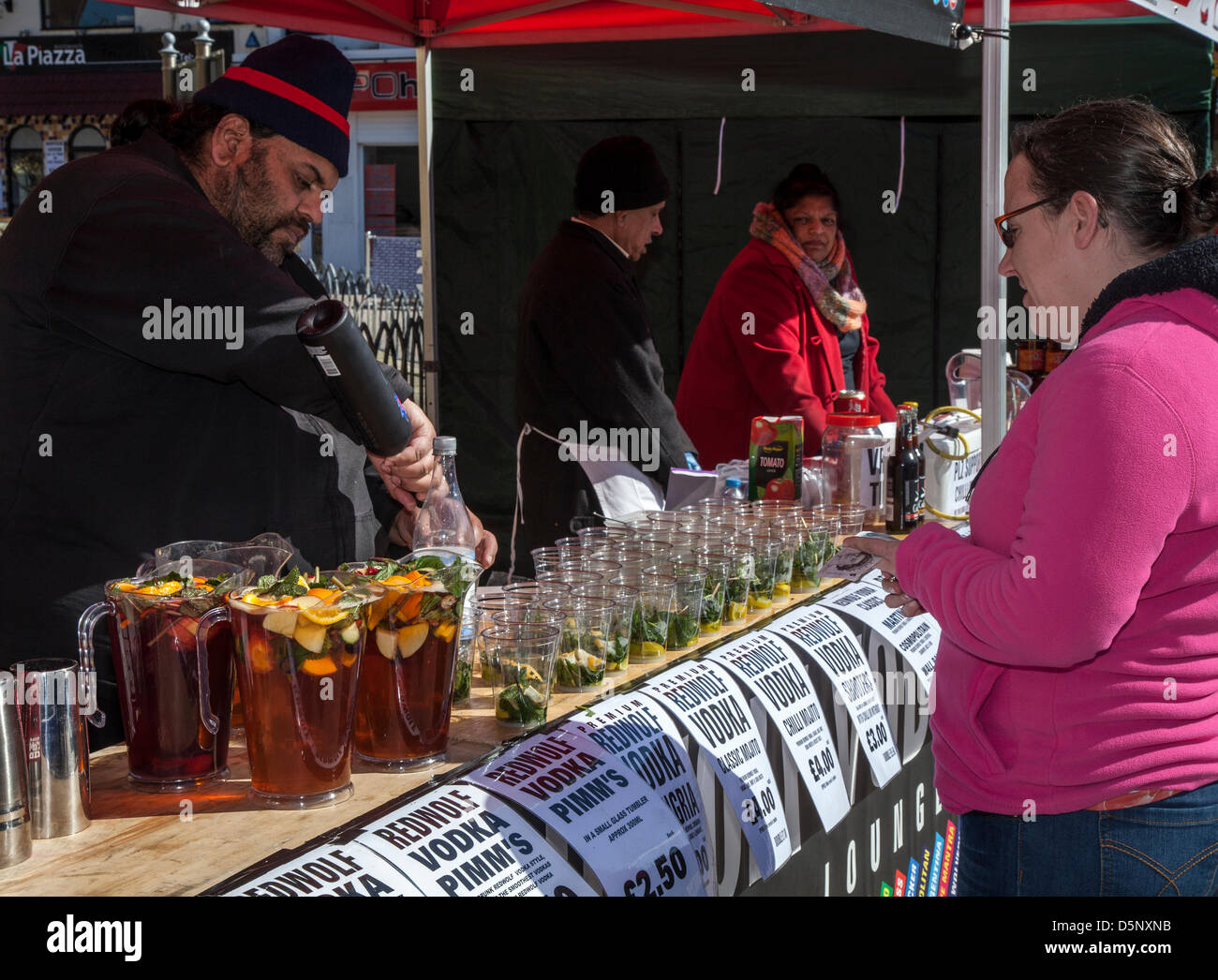 Blackpool, Lancashire, Regno Unito sabato 6 aprile 2013. Signor Mustang vodka venditore al primo grande Blackpool Chili Festival nella bella rivisitata St Johns Square, punto di riferimento di un evento organizzato da Chili Fest UK. Il luogo di ritrovo dei proprietari offerta di Blackpool sono desiderosi di rendere Blackpool Chili Festival una delle sue principali attrazioni durante la stagione turistica. Foto Stock