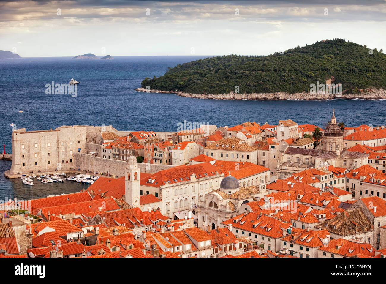 Città vecchia di Dubrovnik e l'isola di Lokrum sul mare adriatico in Croazia. Foto Stock