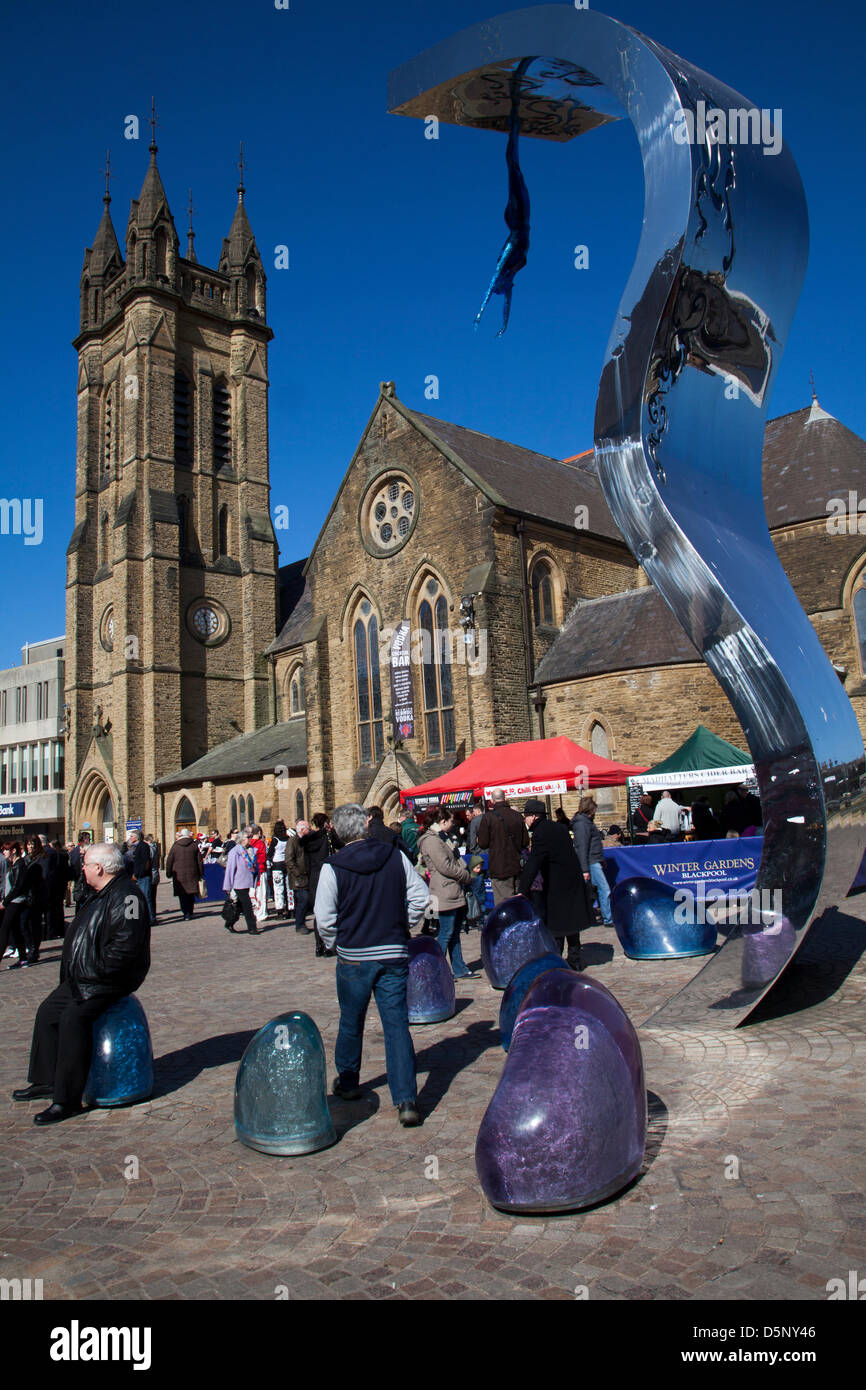 Statua di onda artwork di Blackpool, Lancashire, Regno Unito sabato 6 aprile 2013. La folla al primo grande Blackpool Chili Festival nella bella rivisitata St Johns Square, punto di riferimento di un evento organizzato da Chili Fest UK. Foto Stock