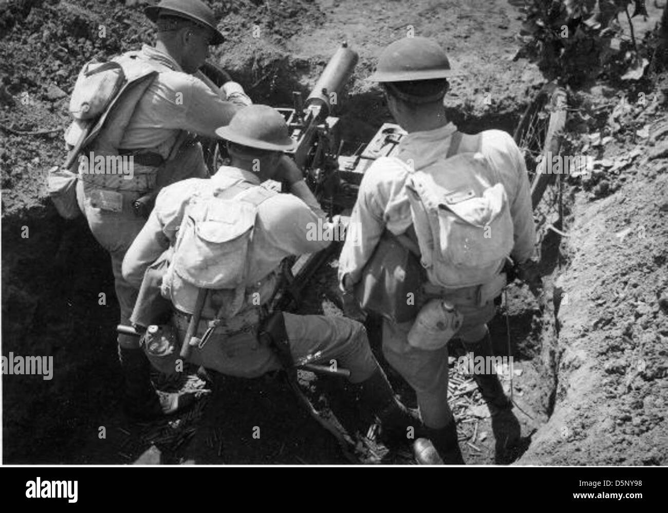 L'immagine della fanteria raffigura soldati impegnati in operazioni di combattimento a terra. La fanteria si riferisce al ramo dei militari responsabili del combattimento a piedi, spesso usando armi da fuoco e altre armi leggere. Le unità di fanteria sono parte integrante delle tattiche militari, specializzate nel combattimento diretto e nel sequestro del terreno sia in operazioni offensive che difensive. La fanteria in genere subisce un addestramento rigoroso per prepararsi a vari scenari di combattimento. Foto Stock