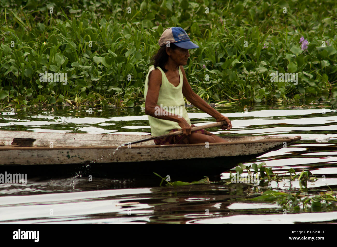 Donna locale a canoa tradizionale, da qualche parte dalla periferia di Manau, Amazonas, Brasile Foto Stock