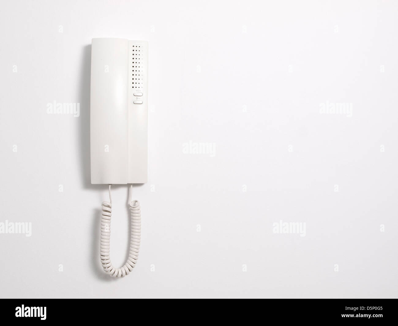 Home intercom appeso su una parete bianca. Un oggetto di casa Foto Stock