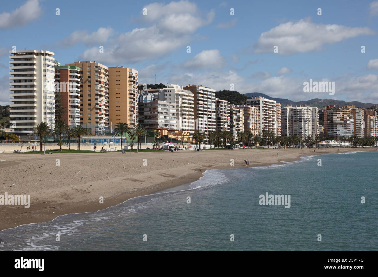 Spiaggia e Waterfront District La Caleta a Malaga, Andalusia Spagna Foto Stock