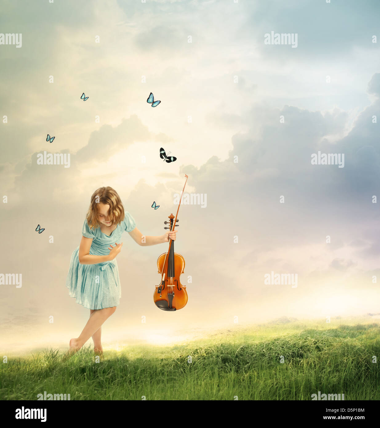 Bambina con un violino in un paesaggio di fantasia con le farfalle Foto Stock