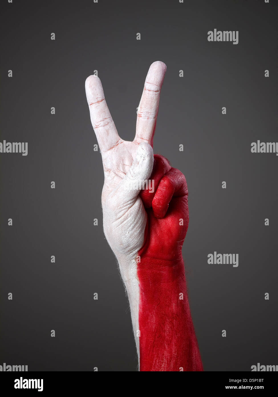 Dipinta a mano con la bandiera della Polonia e di esprimere la positività con il simbolo della vittoria e isolato su sfondo scuro Foto Stock