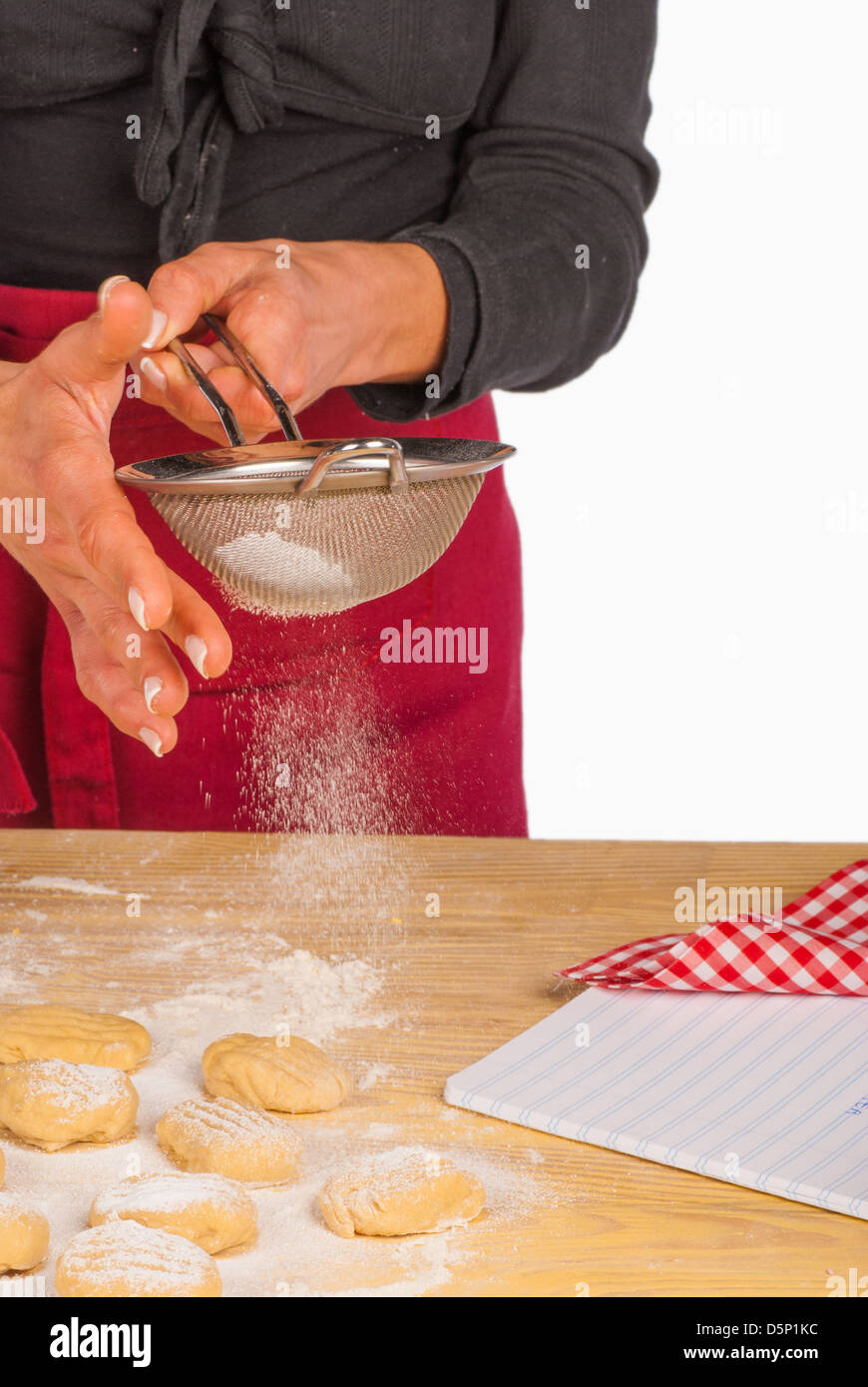 Zucchero a velo essendo su in polvere preparata di fresco di cookie Foto Stock