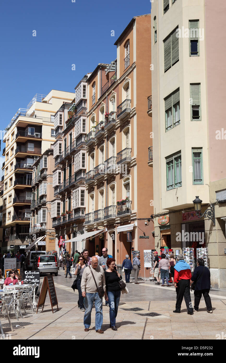 Persone che passeggiano nella città street Calle Cister a Malaga, Andalusia Spagna Foto Stock
