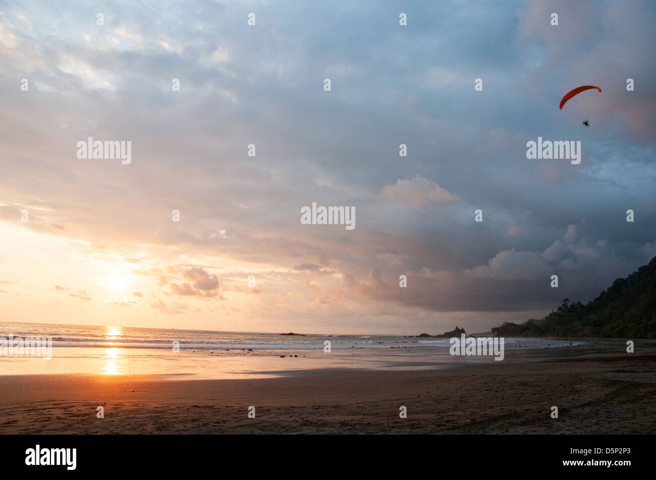 Parapendio spiaggia Dominical Puntarenas Oceano Pacifico Costa Rica Foto Stock