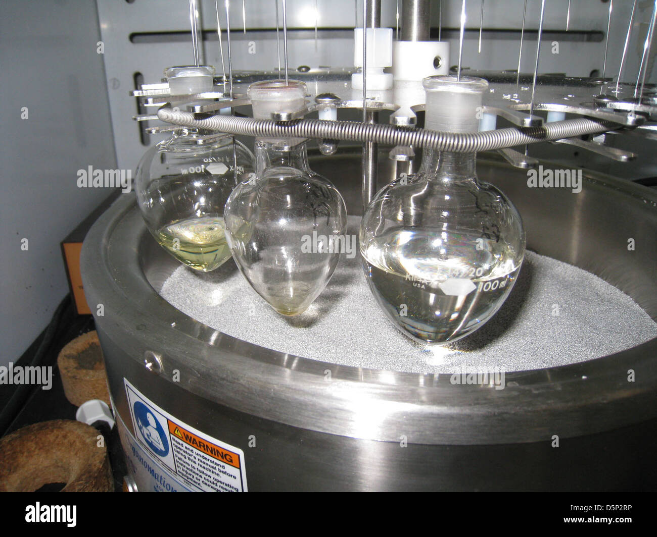 Questa immagine si riferisce all'analisi di un campione d'acqua dalla regione costiera della Louisiana, probabilmente correlato alla fuoriuscita di petrolio Deepwater Horizon. Il campione potrebbe essere stato analizzato per individuare sostanze chimiche come l'olio di mousse, che spesso è un sottoprodotto di fuoriuscite di olio, che influisce sulla qualità dell'acqua. Foto Stock