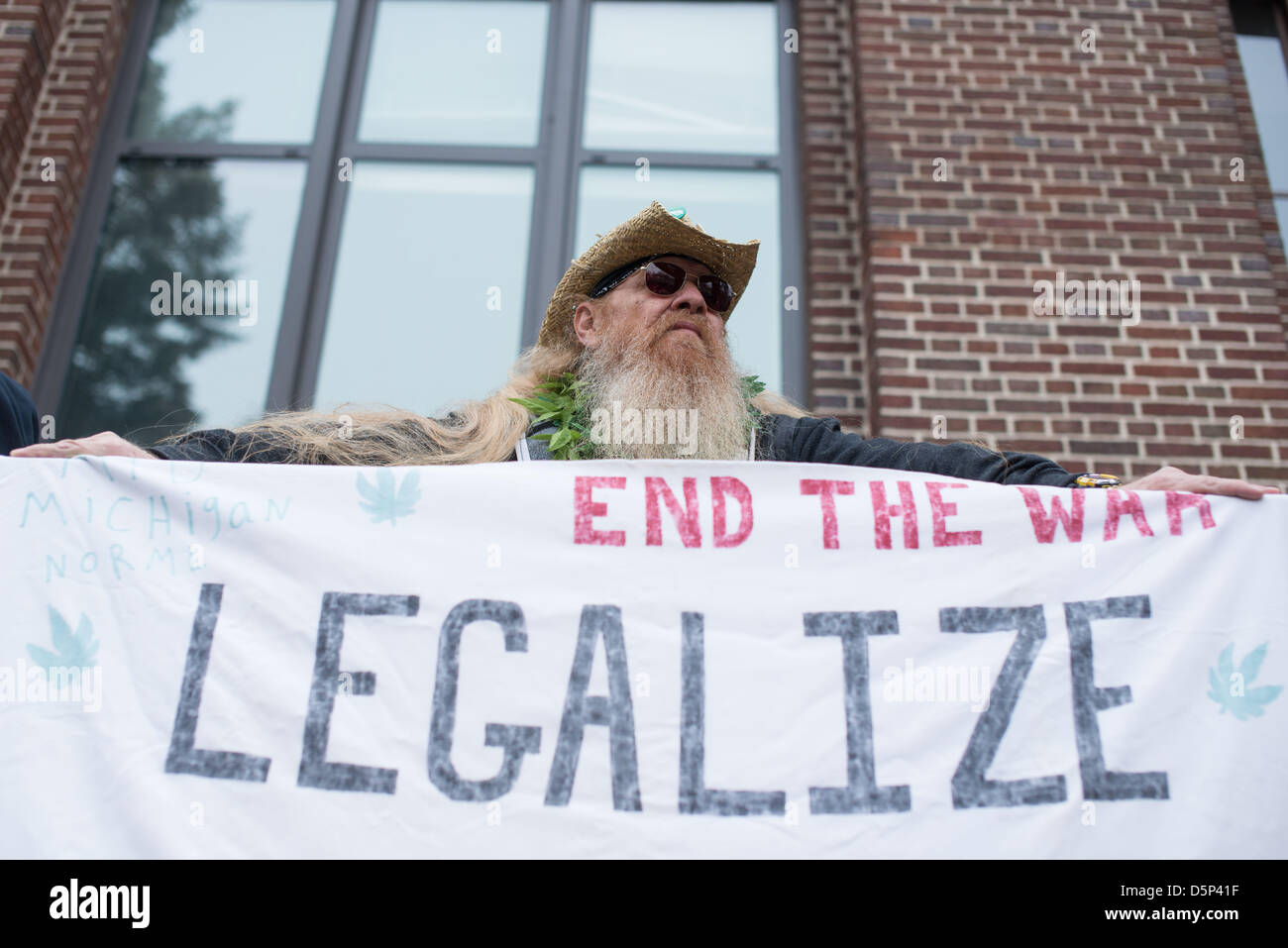 Ann Arbor, Michigan, Stati Uniti d'America, 6 Aprile, 2013. Un hash Bash partecipante detiene un legalizzare la marijuana banner sulla Diag presso l'Università del Michigan durante l'annuale quarantaduesima Hash Bash. (Immagine di credito: credito: Courtney Sacco/ZUMAPRESS.com/Alamy Live News) Foto Stock