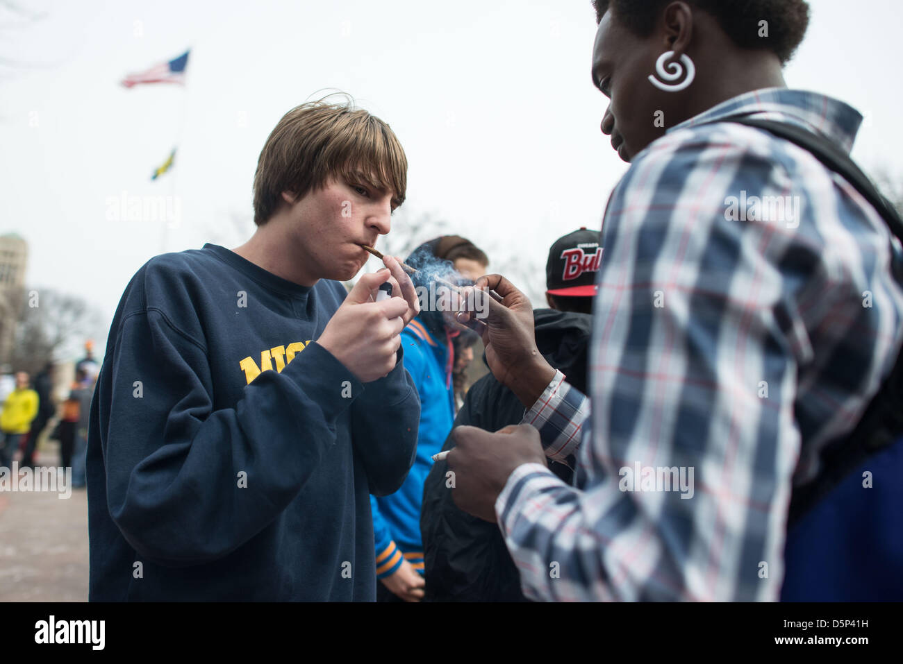 Ann Arbor, Michigan, Stati Uniti d'America, 6 Aprile, 2013. Hash Bash partecipanti luce fino a blunt sulla Diag presso l'Università del Michigan durante l'annuale quarantaduesima Hash Bash. (Immagine di credito: credito: Courtney Sacco/ZUMAPRESS.com/Alamy Live News) Foto Stock