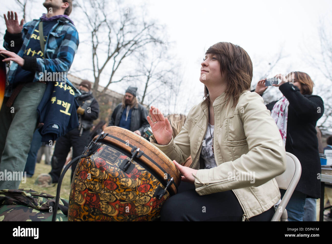 Ann Arbor, Michigan, Stati Uniti d'America, 6 Aprile, 2013. Una donna svolge un tamburo sulla Diag presso l'Università del Michigan durante l'annuale quarantaduesima Hash Bash presso l'Università del Michigan. (Immagine di credito: credito: Courtney Sacco/ZUMAPRESS.com/Alamy Live News) Foto Stock