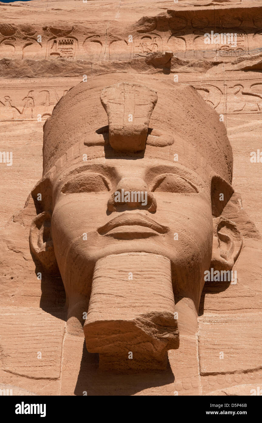 Close-up di una delle Statue colossali di Ramesse II, indossa la doppia corona inferiore e superiore di Egitto Abu Simbel Egitto Nubia Foto Stock