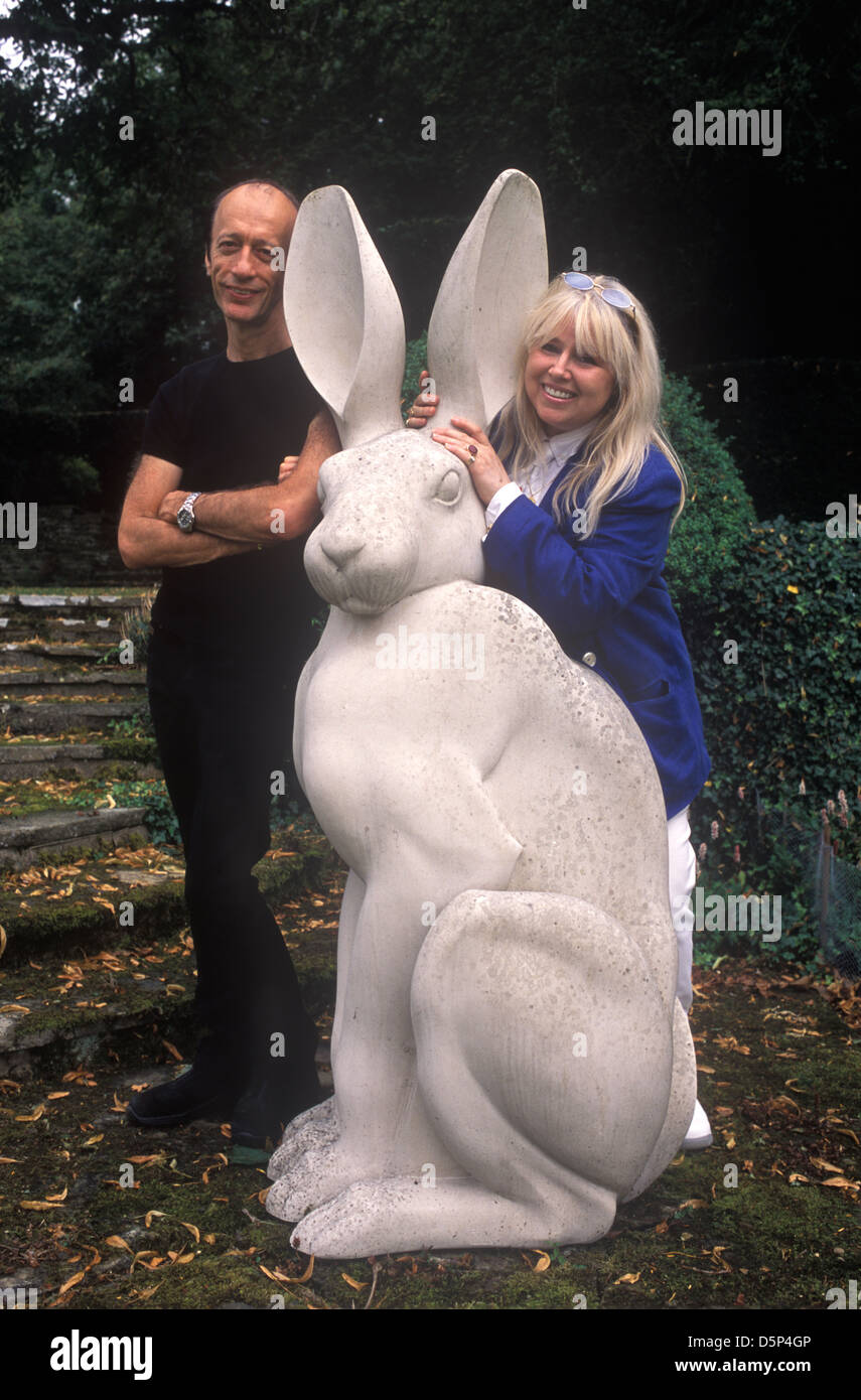 Dwina Gibb e Robin Gibb del gruppo pop Bee Gees 2000s in casa loro a Home Counties UK HOMER SYKES Foto Stock