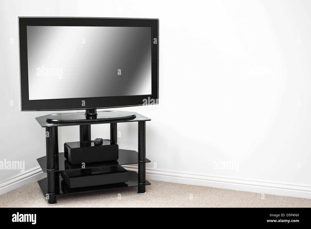 Sistema di home entertainment con schermo vuoto nella nuova proprietà Foto Stock