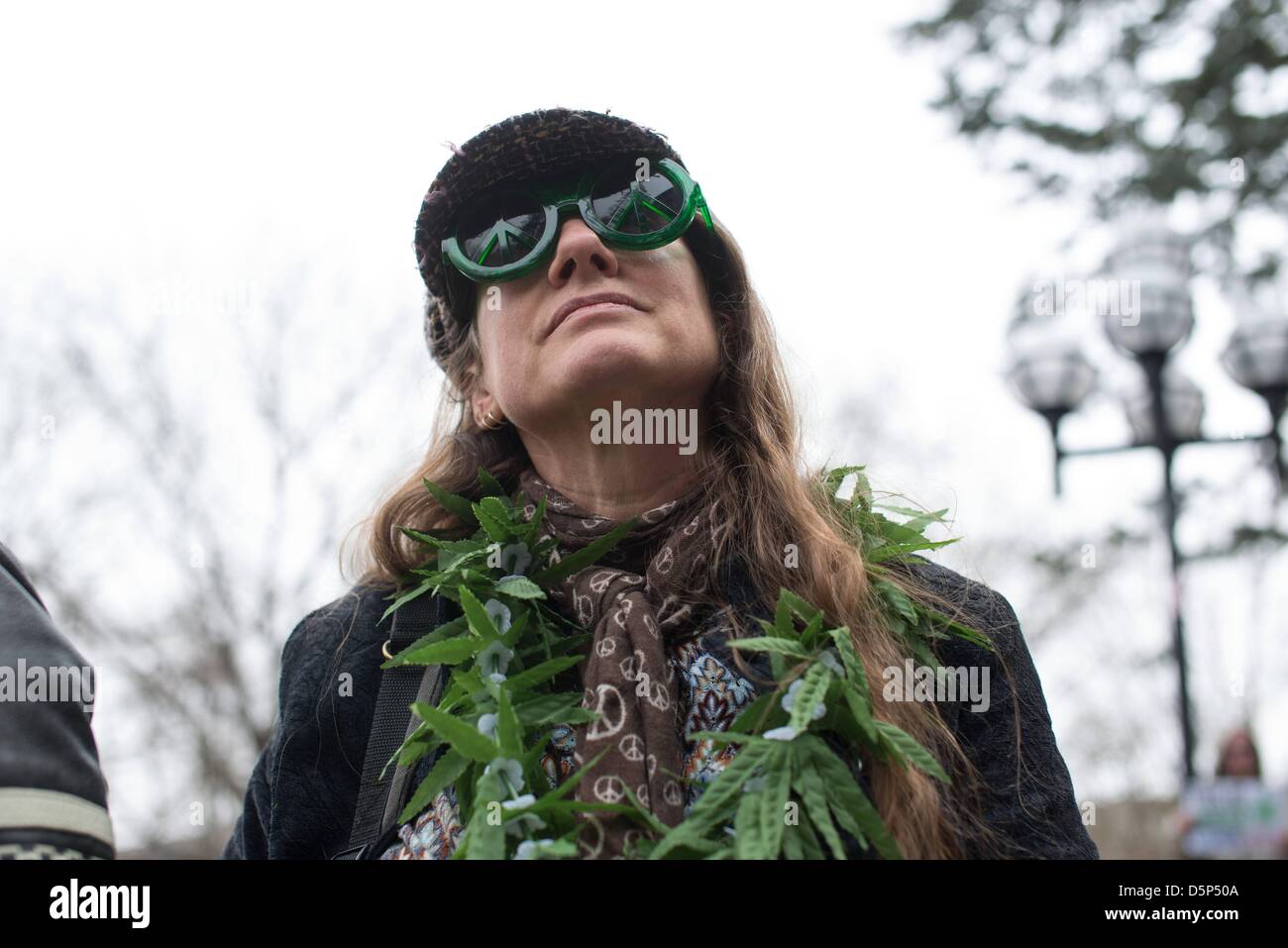 Ann Arbor, Michigan, Stati Uniti d'America, 6 Aprile, 2013. Migliaia di raccogliere su l'Università del Michigan Diag per l'annuale quarantaduesima Hash Bash, un pro-legalizzazione della marijuana rally. (Immagine di credito: credito: Courtney Sacco/ZUMAPRESS.com/Alamy Live News) Foto Stock