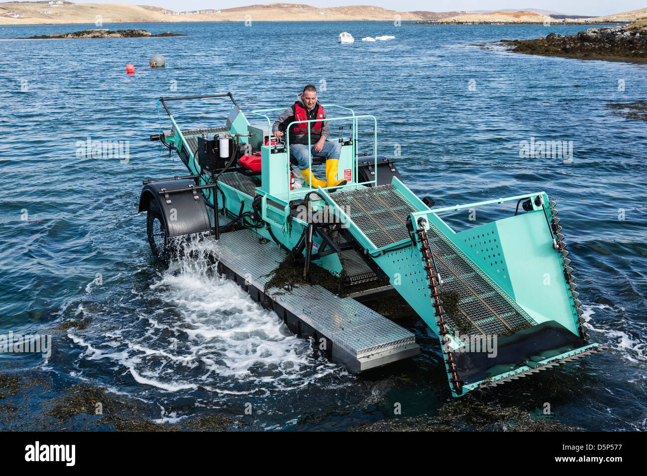 Una raccolta di alghe marine macchina nelle Ebridi Esterne della Scozia Foto Stock