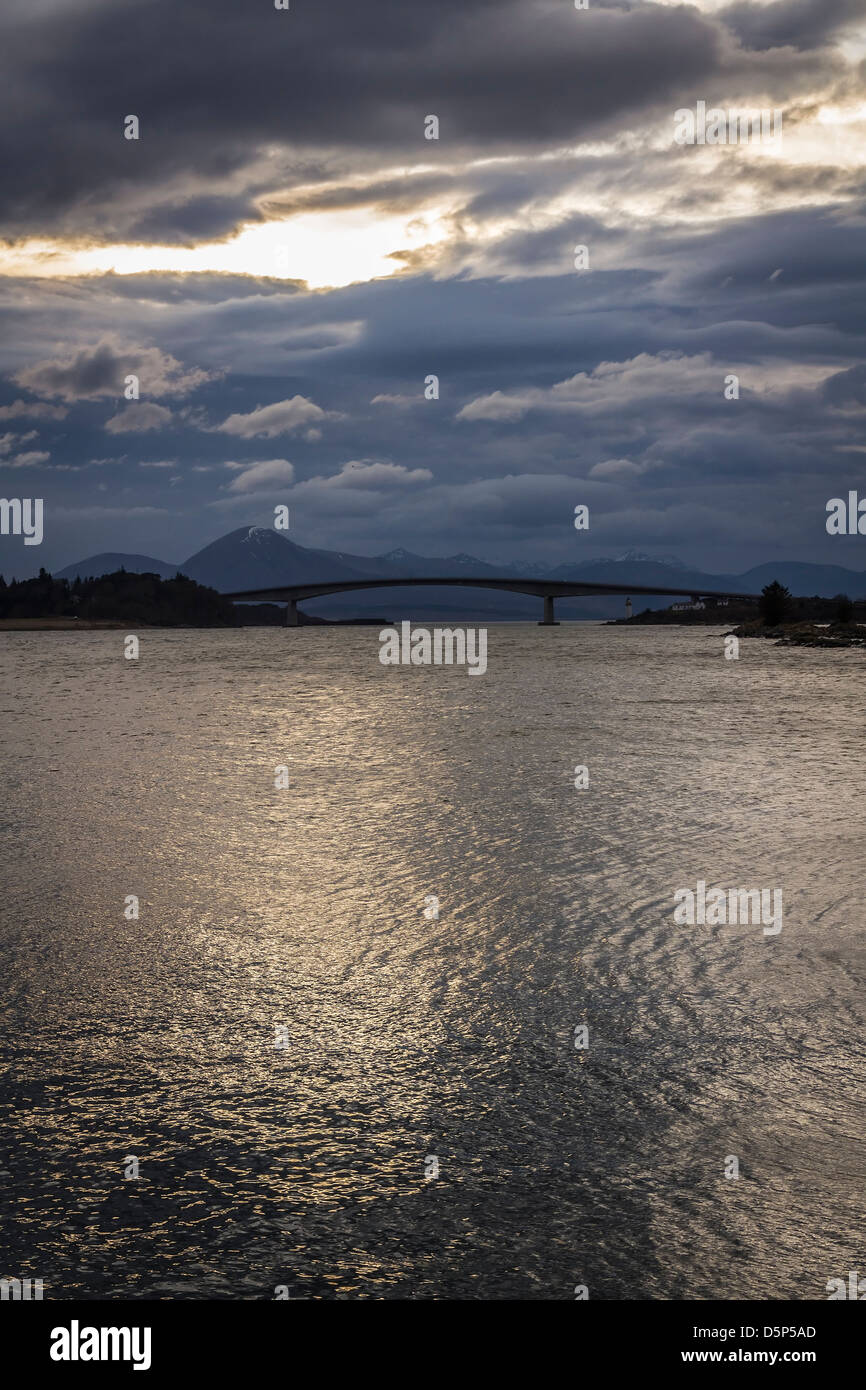 Crepuscolo sopra la Skye Bridge con la Cuillins aumento nella distanza, West Highlands, Scozia. Foto Stock