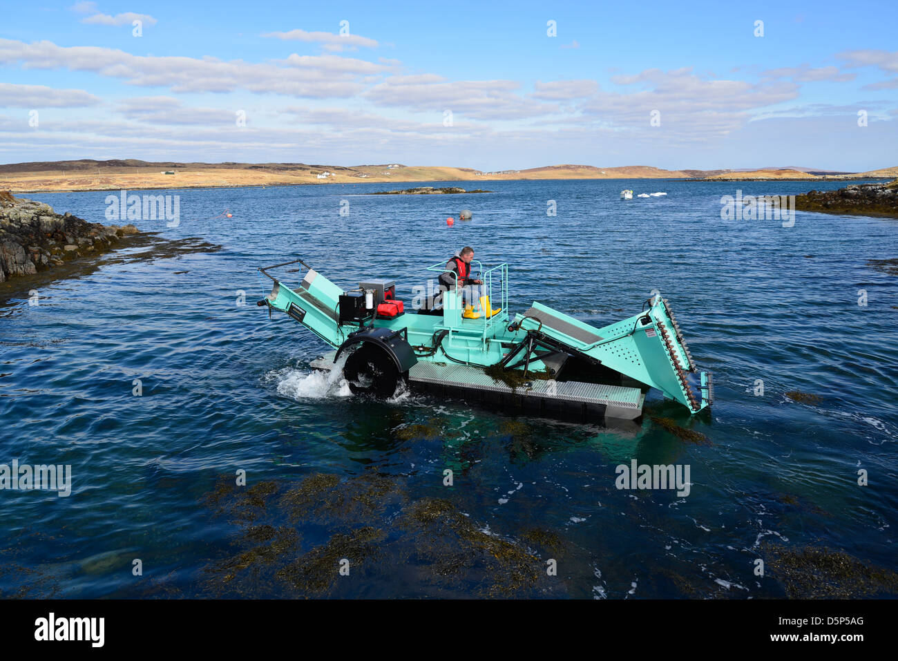 Una raccolta di alghe marine macchina nelle Ebridi Esterne della Scozia Foto Stock