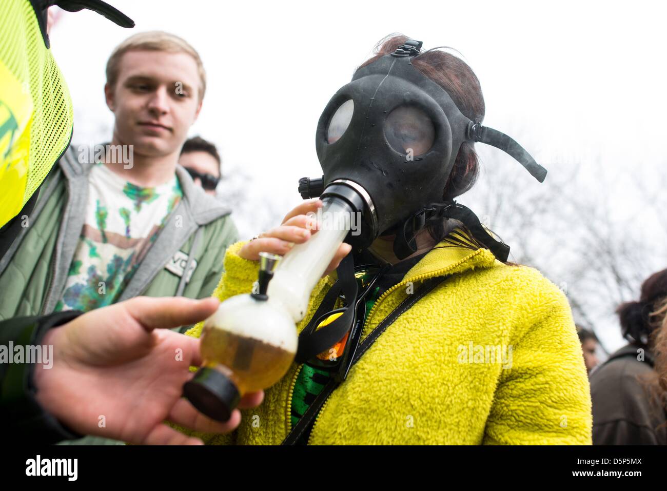 Ann Arbor, Michigan, Stati Uniti d'America, 6 Aprile, 2013. Una ragazza fuma marijuana usando un bong attaccato ad una maschera a gas durante l'annuale quarantaduesima Hash Bash presso l'Università del Michigan. (Immagine di credito: credito: Courtney Sacco/ZUMAPRESS.com/Alamy Live News) Foto Stock