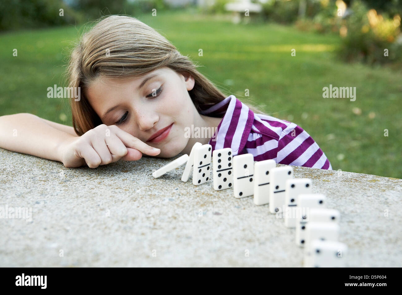 11 enne ragazza che gioca domino Foto Stock