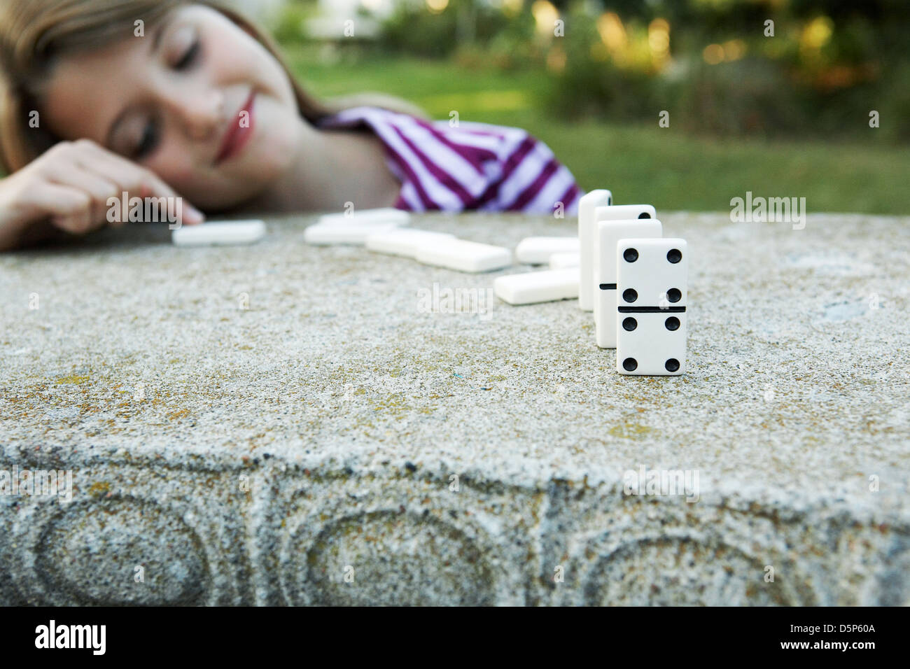 11 enne ragazza che gioca domino Foto Stock