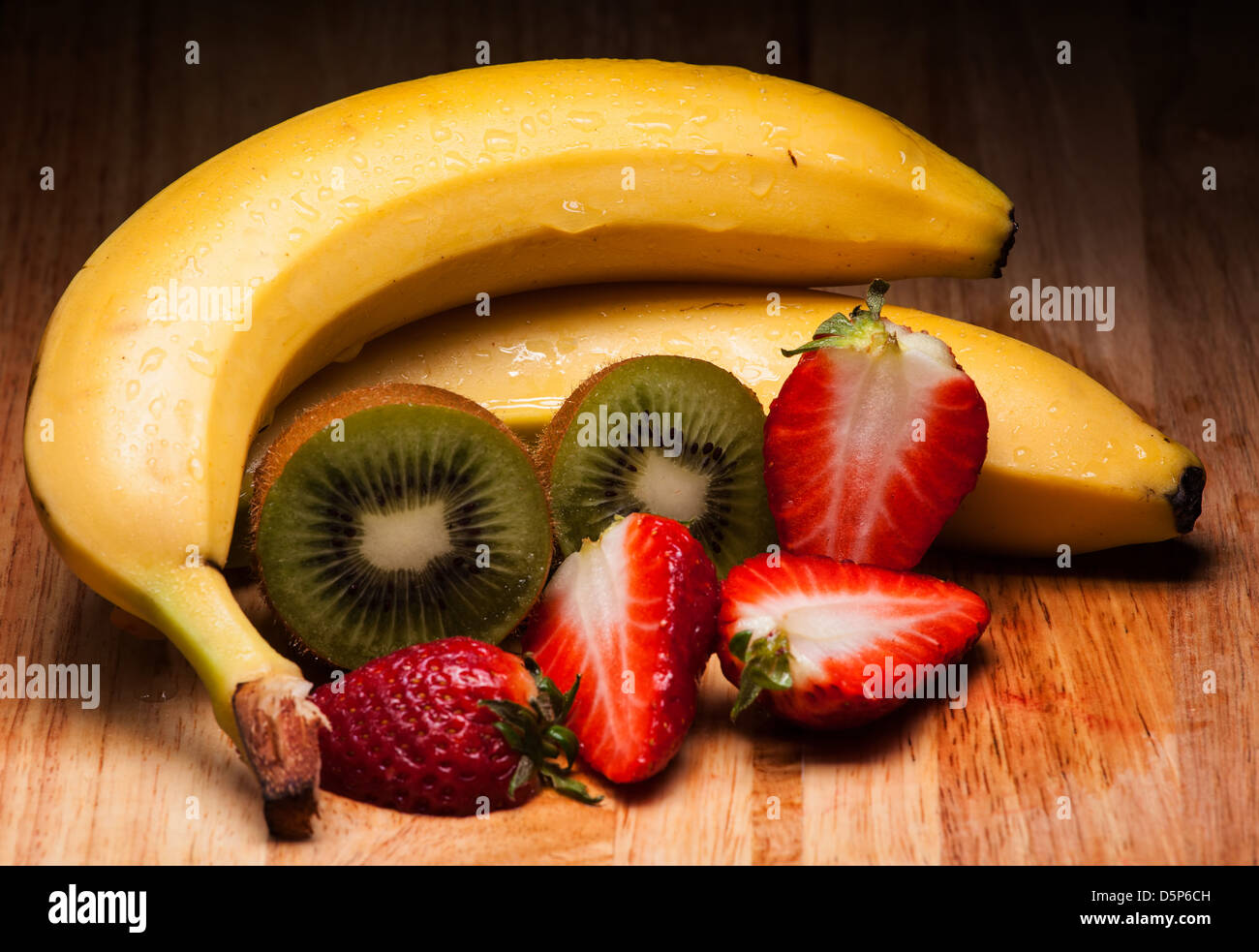 Banchetto di frutta, banana, fragola, kiwi Foto Stock