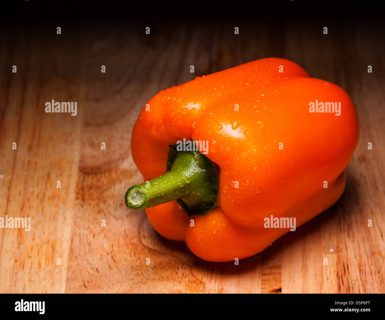 Peperone giallo su legno Foto Stock