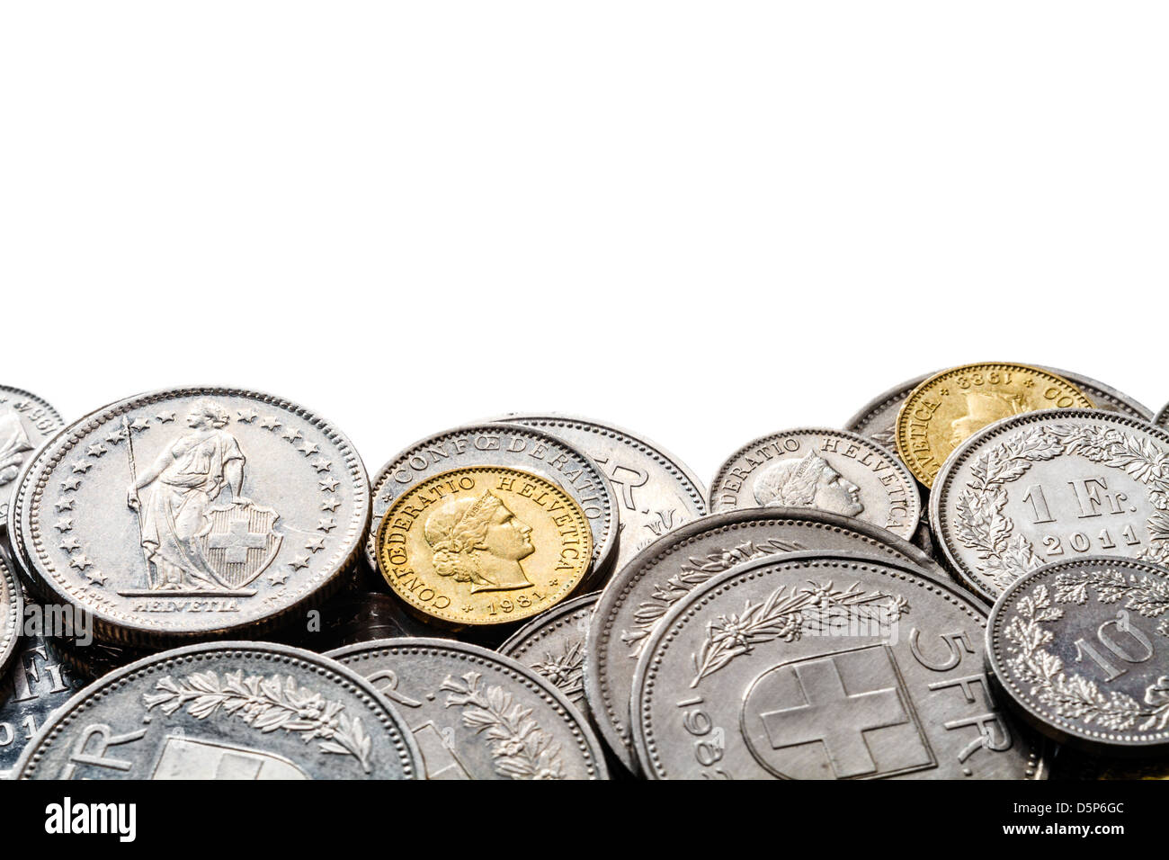 Il bordo di una pila di Franchi Svizzeri (CHF) con copia spazio lasciato per il progettista nella parte superiore della foto. Foto Stock