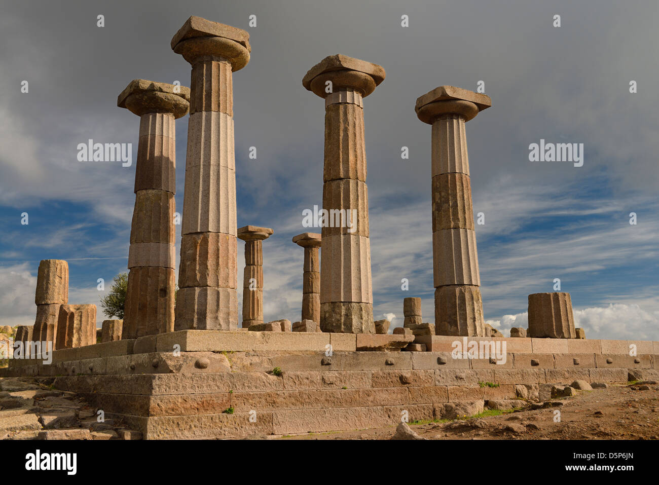 Colonna stile dorico rovine del tempio di athena di assos behramkale turchia Foto Stock