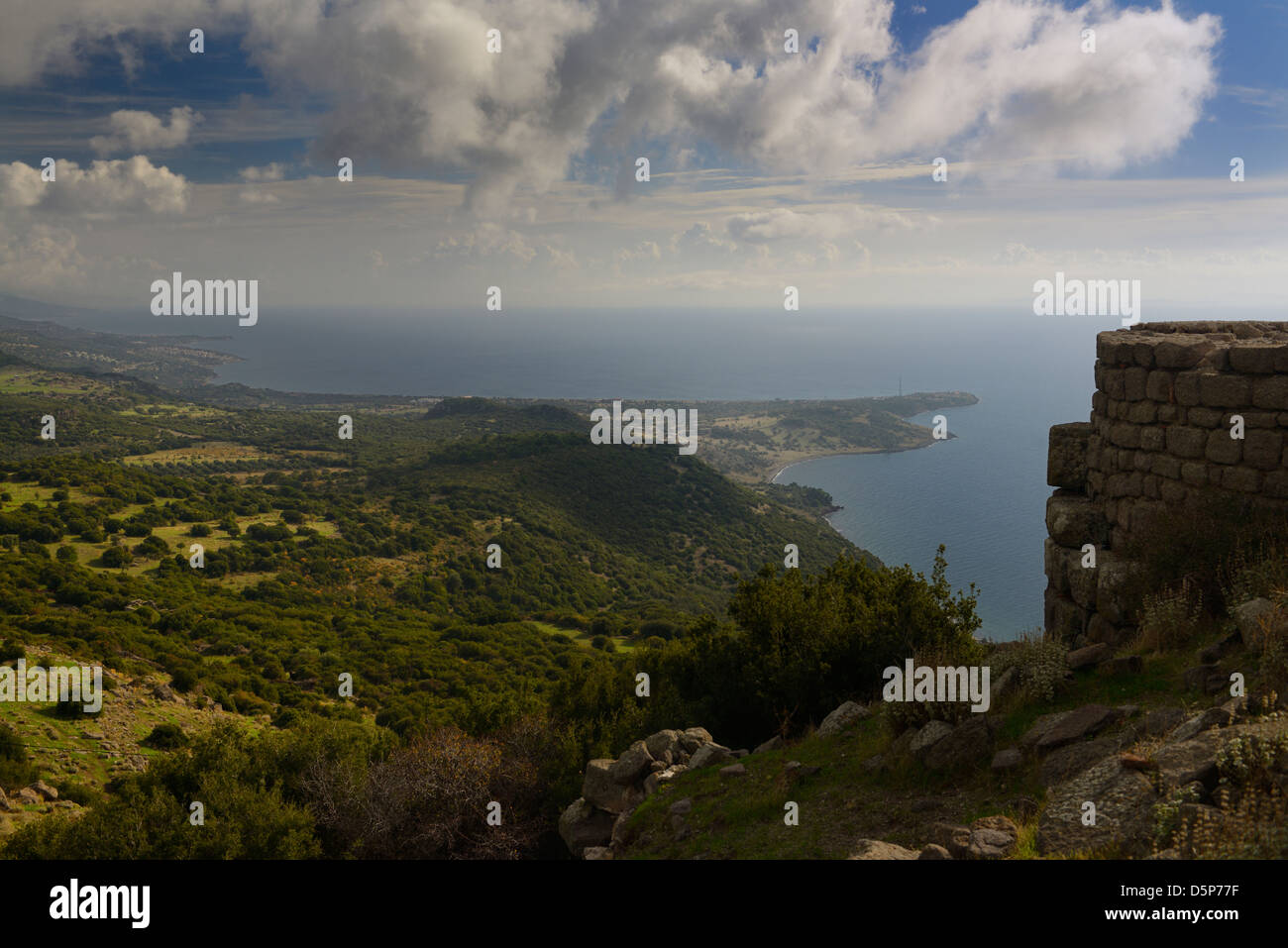 Vista ad est sul Mar Egeo costa da Assos Behramkale Turchia scogliera rovine Foto Stock