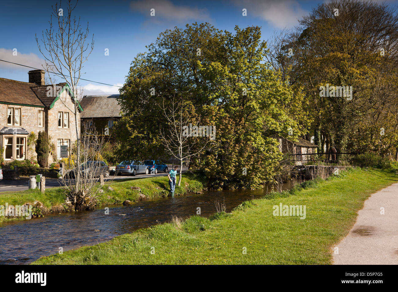 Regno Unito, Inghilterra, Yorkshire, Malham, Fiume Aire che scorre attraverso il villaggio Foto Stock
