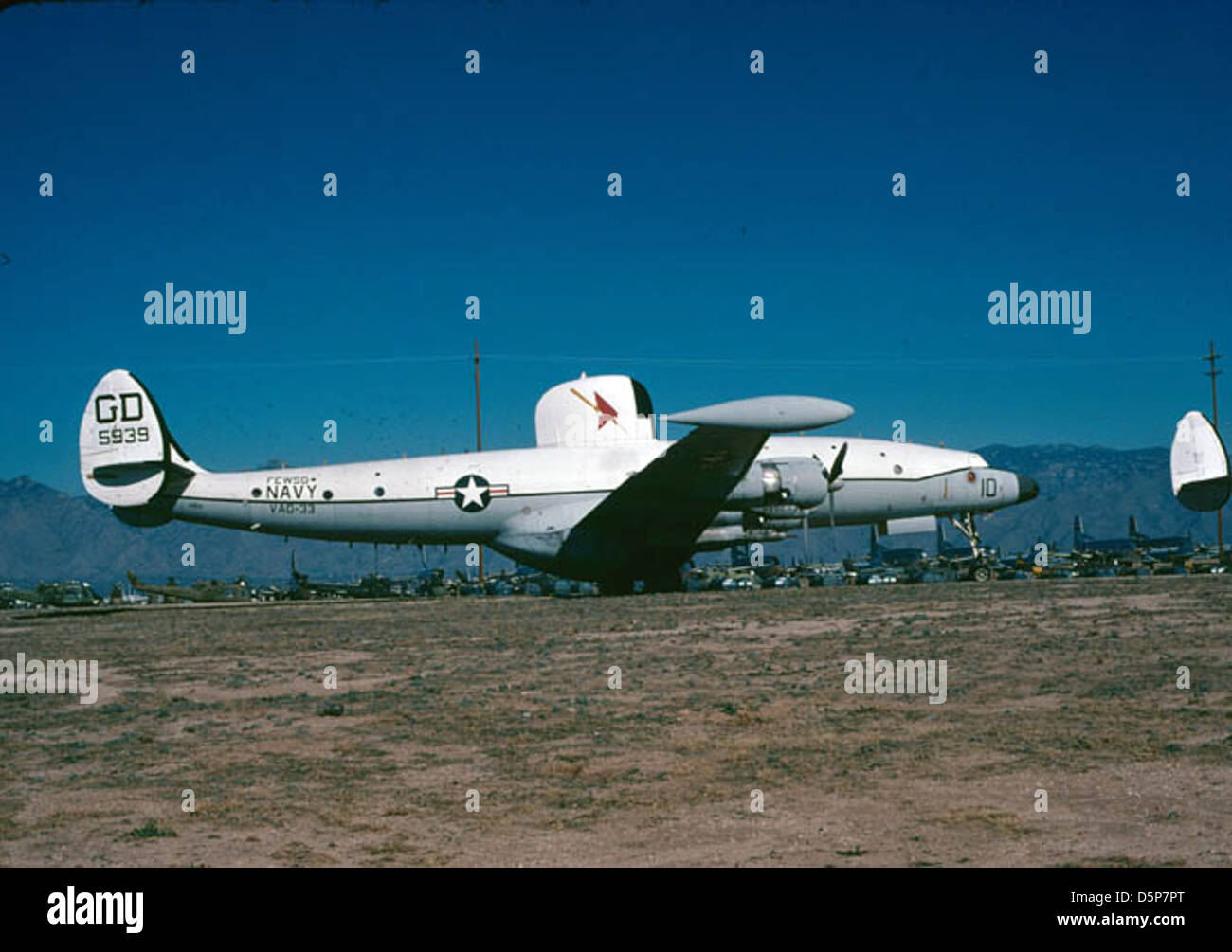 VAQ-33 GD-10 BONEYARD WEB si riferisce a una designazione relativa allo stoccaggio di aeromobili militari presso il Boneyard, un famoso deposito di aeromobili militari. Gli aeromobili come quelli appartenenti al VAQ-33 sono immagazzinati per la manutenzione, lo smantellamento o il recupero di parti. Foto Stock