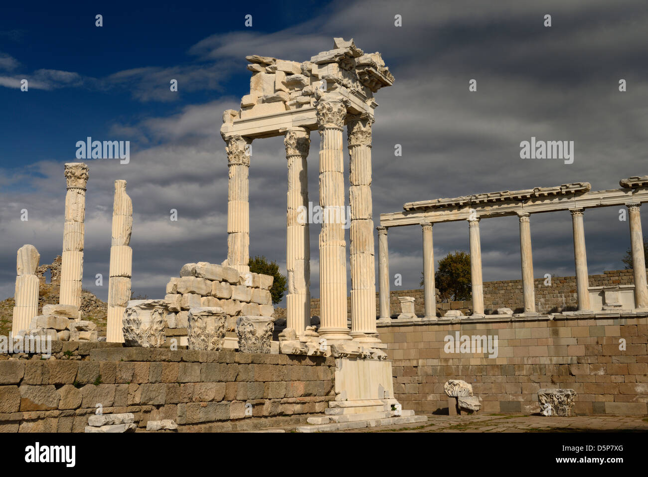 Marmo bianco colonne corinzie rovine del tempio di Traiano a Pergamon sito archeologico Bergama Turchia Foto Stock