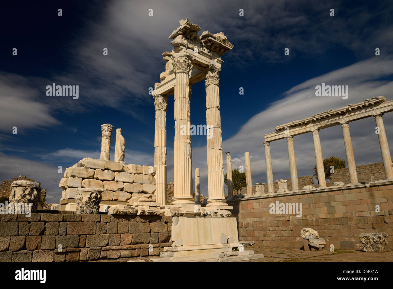 Parzialmente ristrutturato in marmo bianco colonne corinzie a Traiano Tempio a Pergamon sito archeologico Bergama Turchia Foto Stock