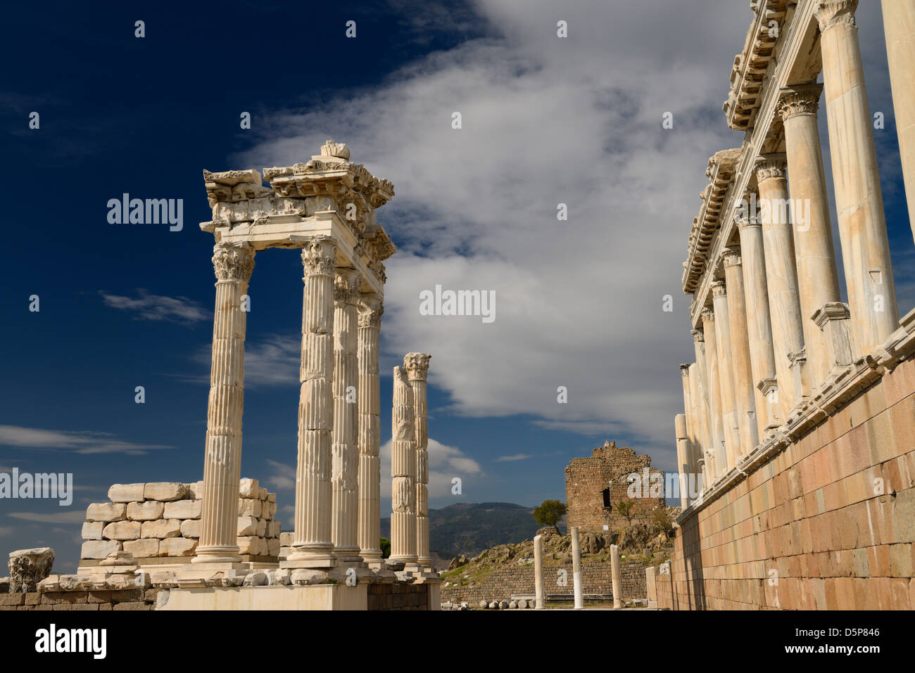 Ripristinate le colonne corinzie all antica Pergamon sito archeologico Bergama Turchia Foto Stock