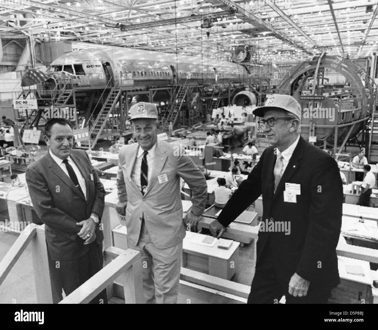 HC027 è un identificatore probabilmente correlato a un aeromobile specifico o a un artefatto storico nella collezione SDASM. Questo pezzo contribuisce alla comprensione generale della storia e della tecnologia dell'aviazione negli archivi del museo. Foto Stock