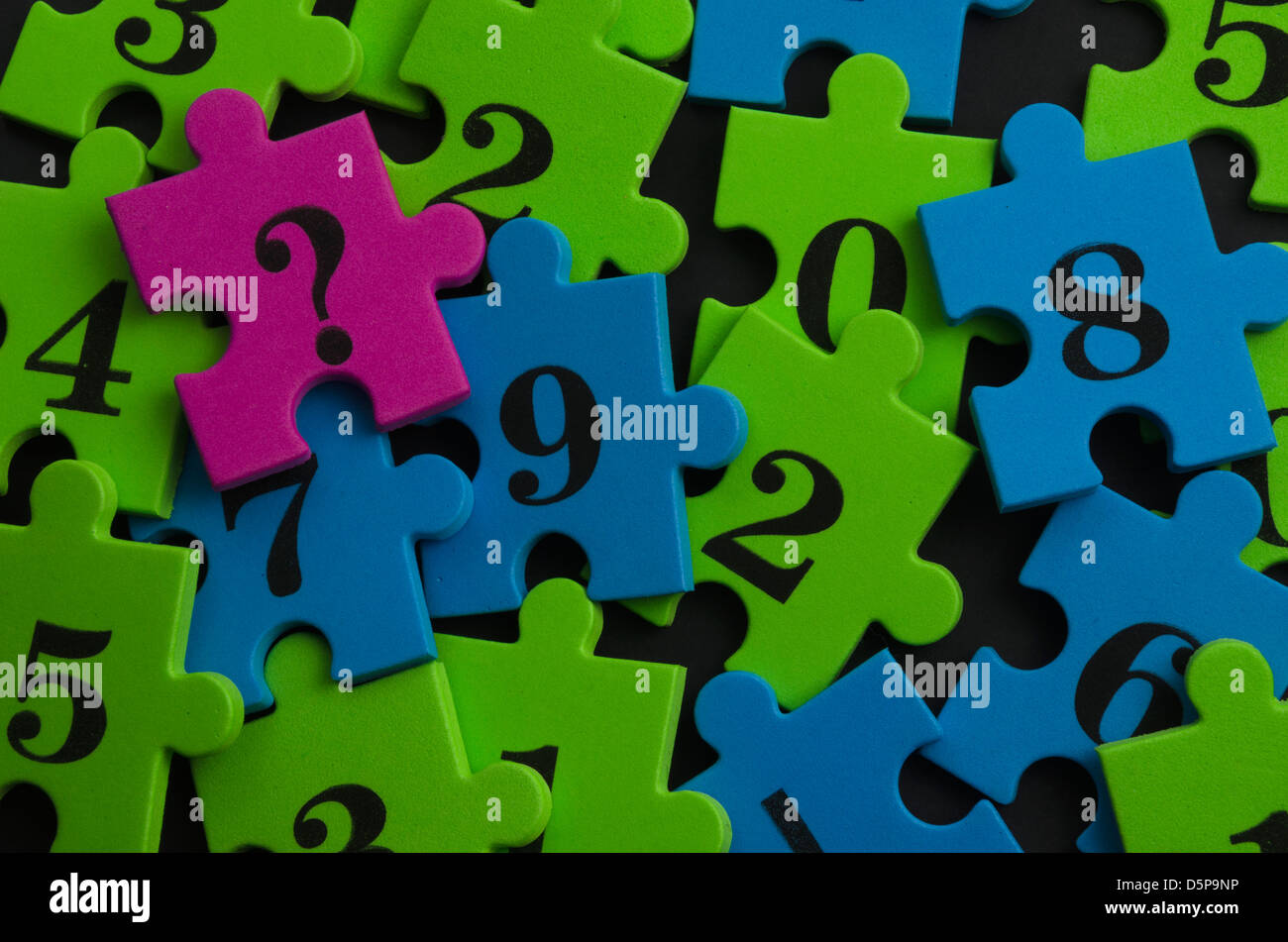 Math colorato i pezzi del puzzle di numeri e un punto interrogativo Foto Stock