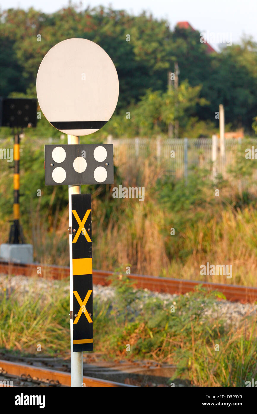 Consapevole dei cartelli di avviso di treno. Foto Stock
