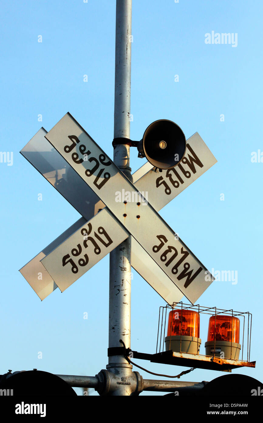 Consapevole dei cartelli di avviso di treno. Foto Stock