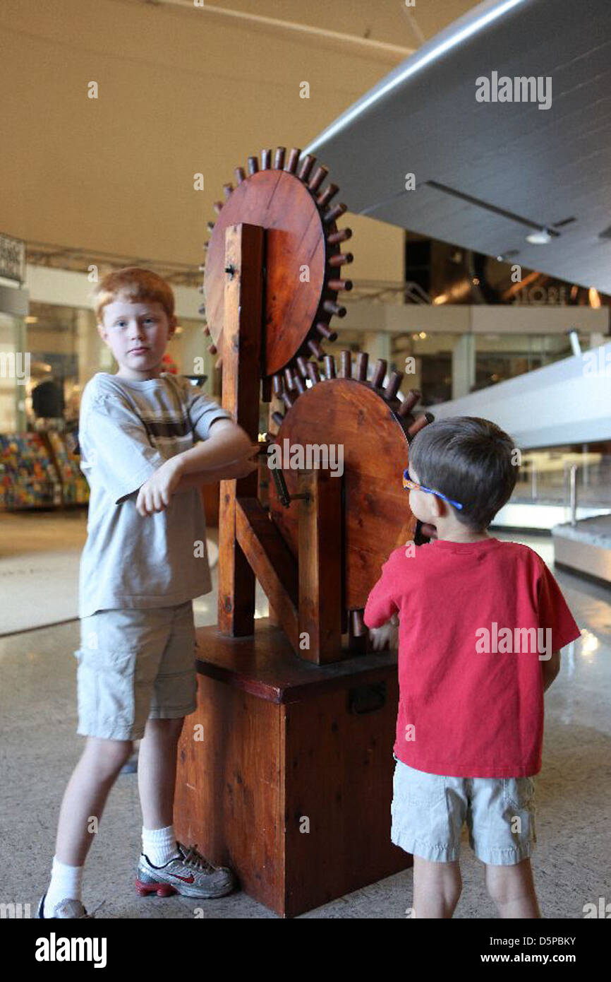 Questa immagine cattura un velivolo storico, conservato come parte della collezione SDASM. L'aereo rappresenta un momento chiave nella storia dell'aviazione e fa parte del vasto archivio di manufatti dell'aviazione del museo. Foto Stock