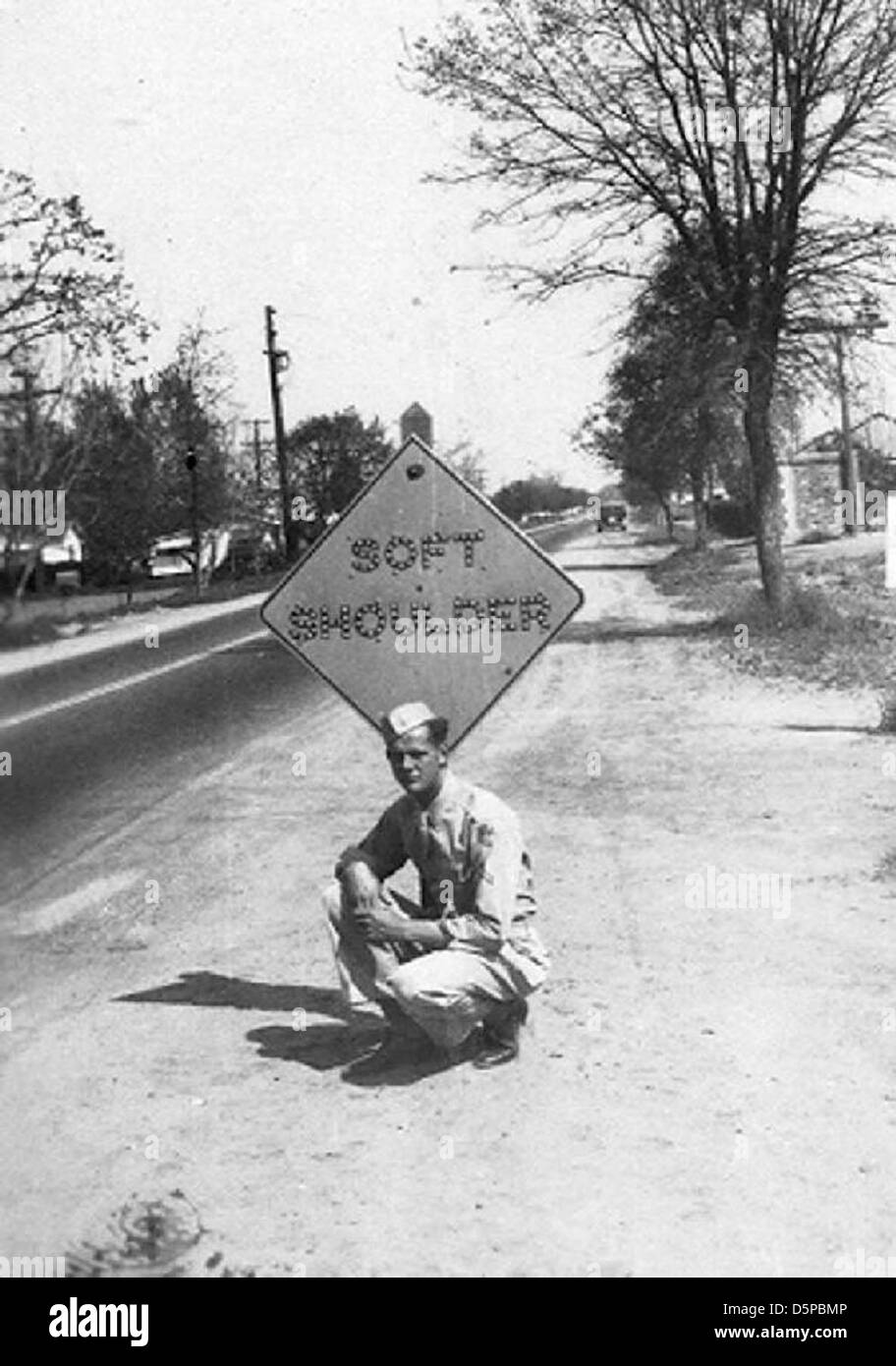 Questa immagine di Visalia, California, mostra una "spalla morbida", un termine utilizzato nella sicurezza stradale per descrivere un'area meno robusta accanto a una strada asfaltata. Il termine è pertinente nella guida e nel trasporto aereo per indicare le zone in cui i veicoli o gli aeromobili possono incontrare instabilità. Foto Stock