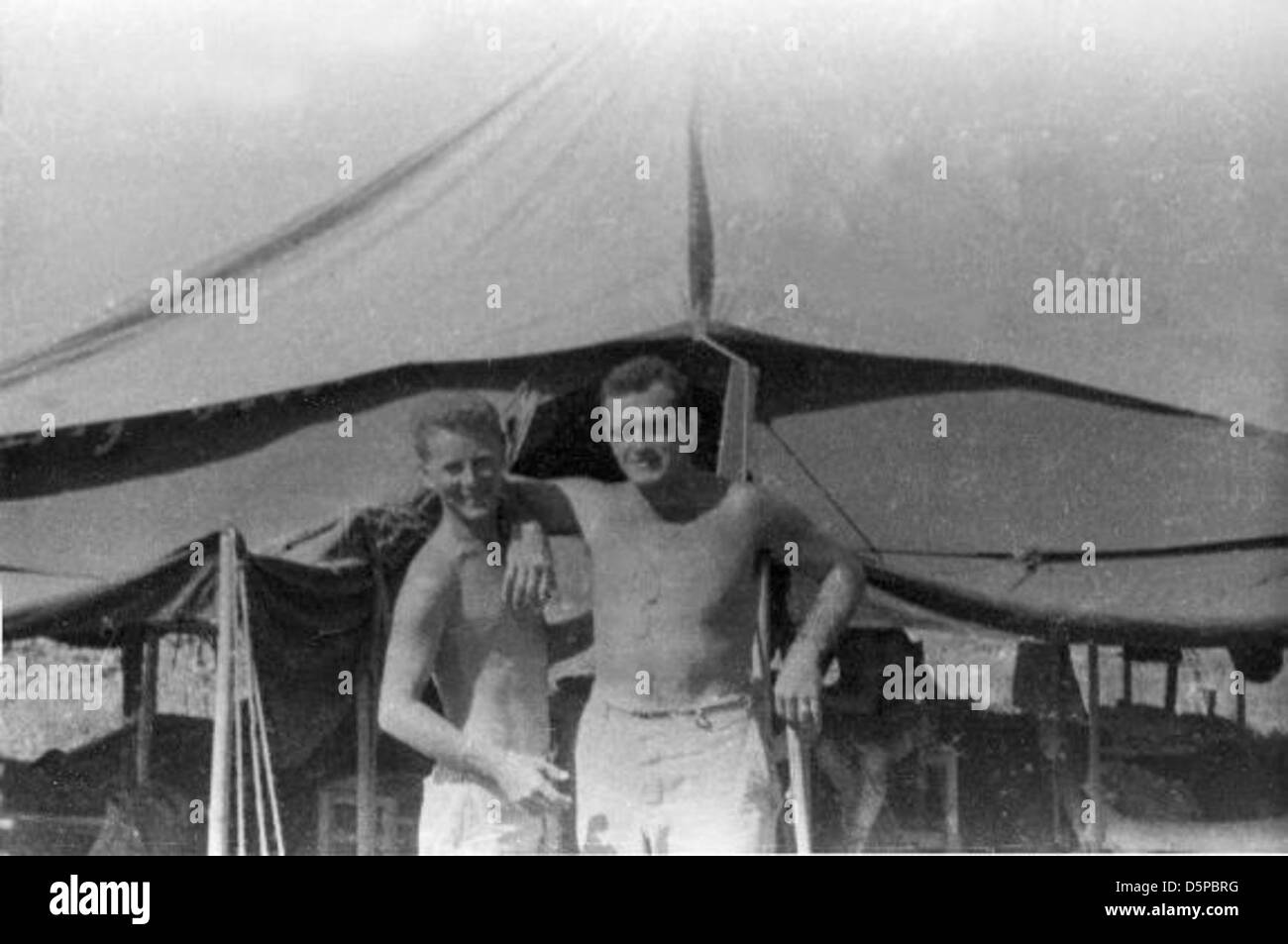 Il tenente Price e James McGovern erano piloti del 118th Tactical Reconnaissance Squadron, coinvolti in missioni tattiche e voli di ricognizione. Il loro servizio nella United States Air Force contribuì in modo significativo alle operazioni militari. Gli Archivi aerospaziali di San Diego conservano la loro eredità, incluso il loro coinvolgimento in operazioni aeree e missioni di ricognizione. Foto Stock