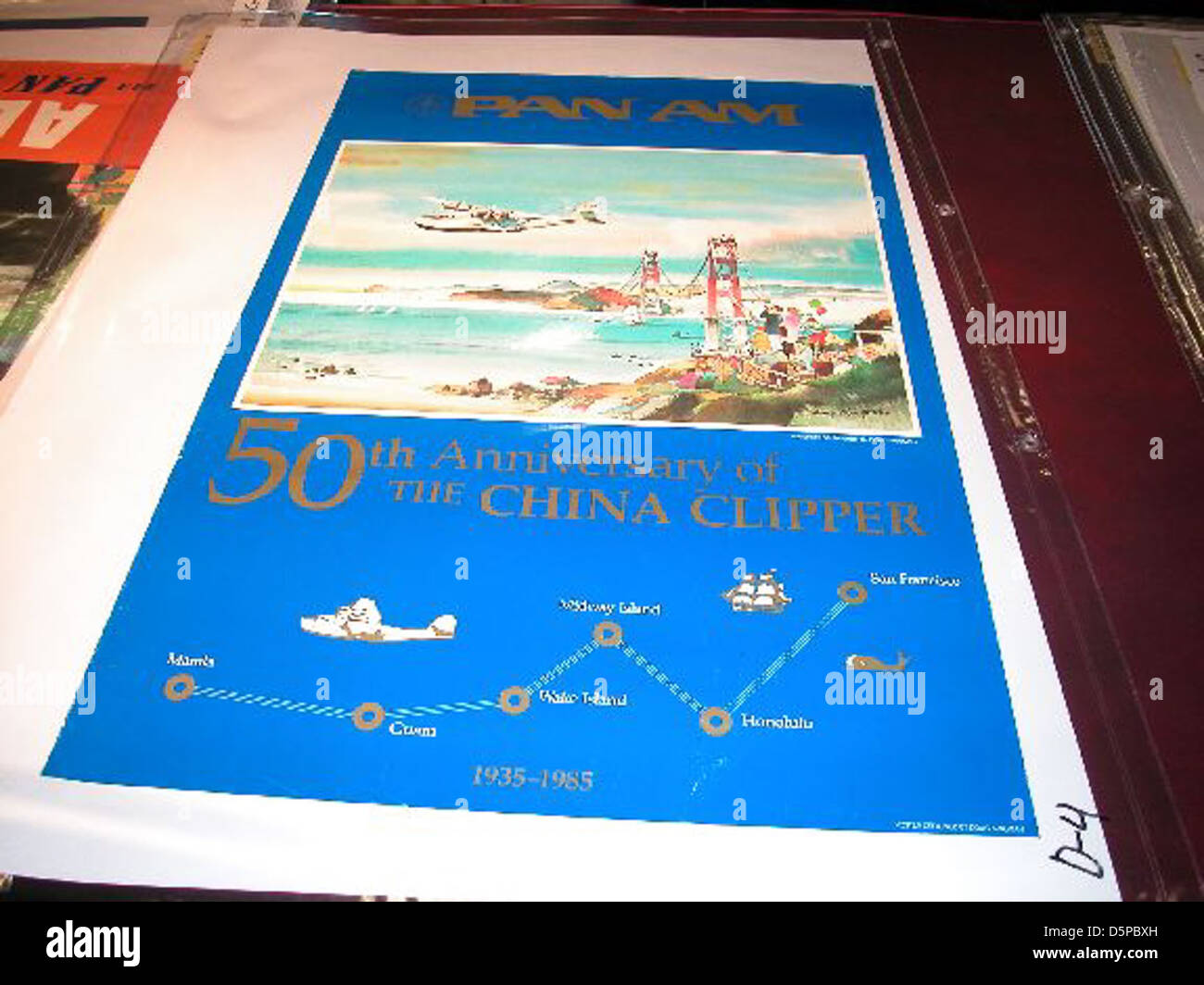 Il San Diego Aerospace Museum ospita una collezione diversificata di arte e cimeli dell'aviazione, tra cui opere che mostrano le compagnie aeree e l'evoluzione degli aerei. Il museo mette in evidenza l'intersezione tra arte e aviazione, celebrando la storia e il design degli aerei attraverso rappresentazioni visive. Foto Stock