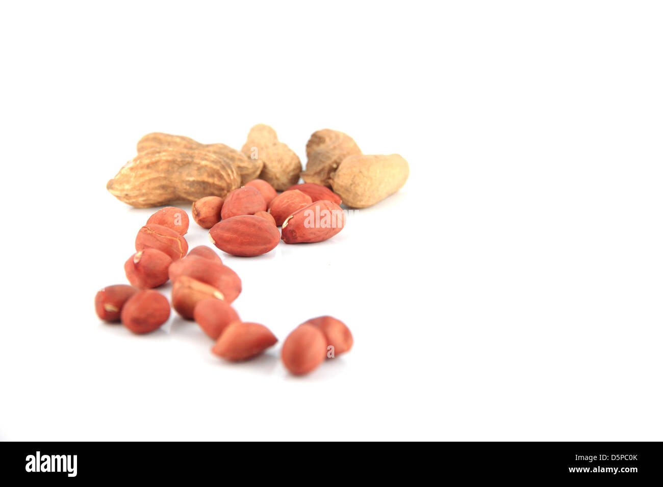 Un sacco di arachidi su isolate su sfondo bianco,la messa a fuoco su oggetti in primo piano Foto Stock