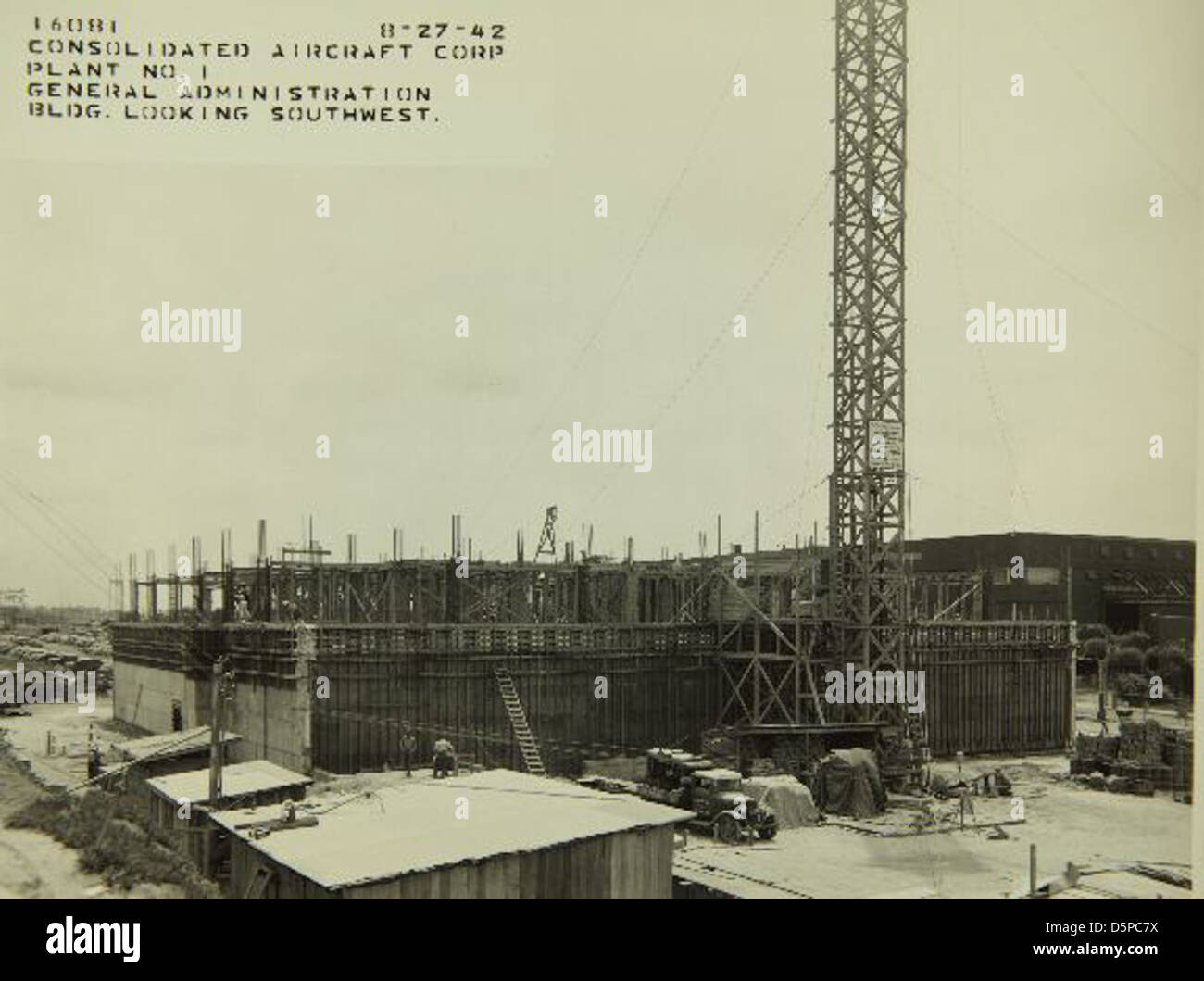 Questa mostra mette in evidenza la costruzione dell'edificio amministrativo presso la Consolidated/Convair Aircraft Factory di San Diego, mostrando il ruolo della fabbrica nel settore aerospaziale. Foto Stock